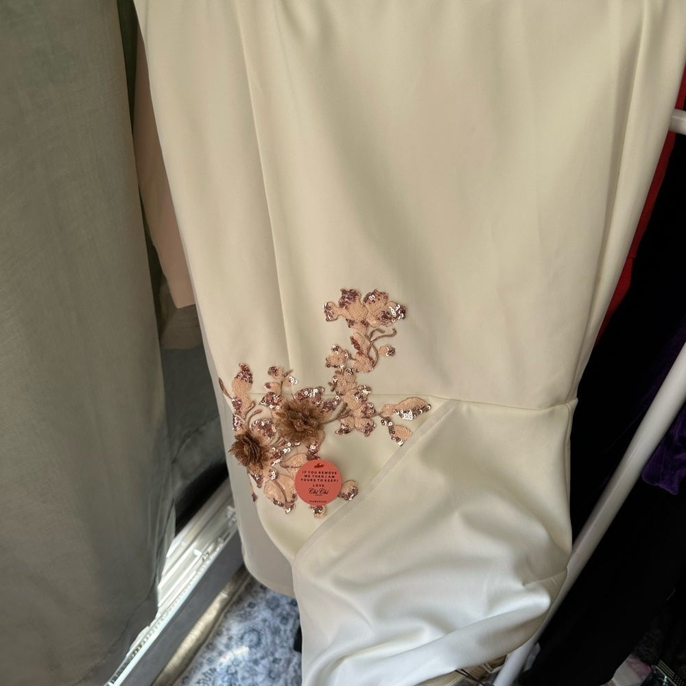 Elegant White Dress with Floral Embroidery UK Size 6