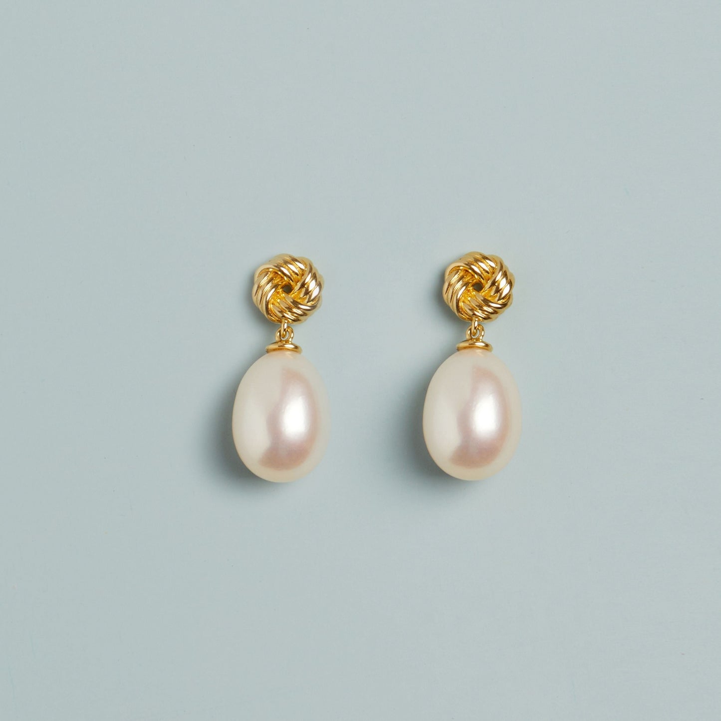 Aurate x Marilyn Monroe: Gold Knot Pearl Drop Earrings
