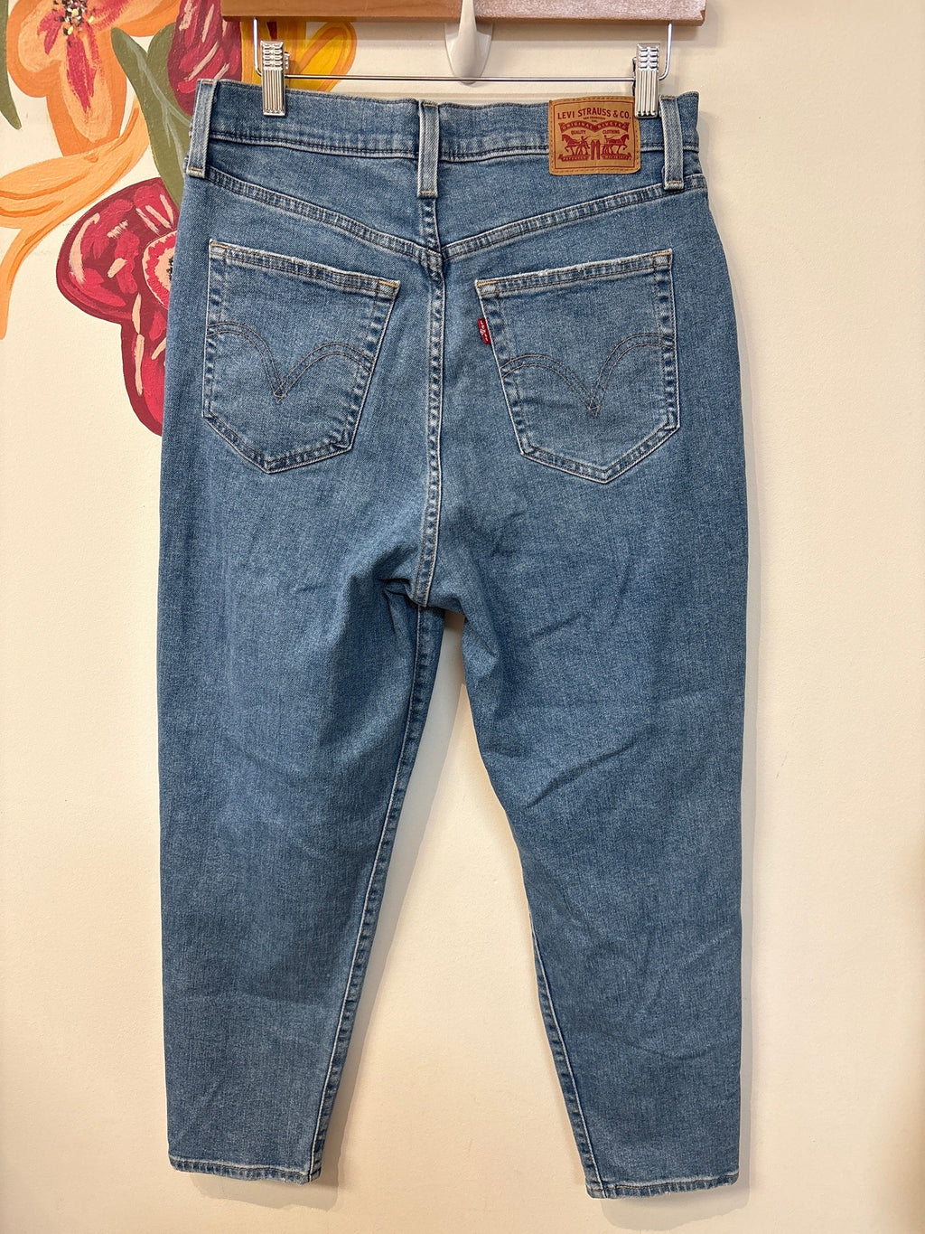 Levi's High Waisted Mom 26" Inseam Jeans, 31 (12)