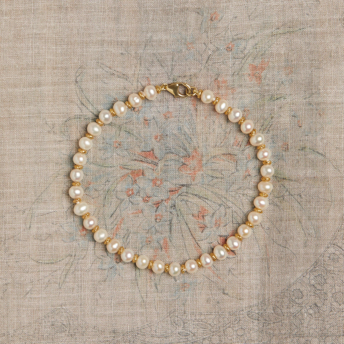 Aurate x Marilyn Monroe: Gold Knot Pearl Bracelet
