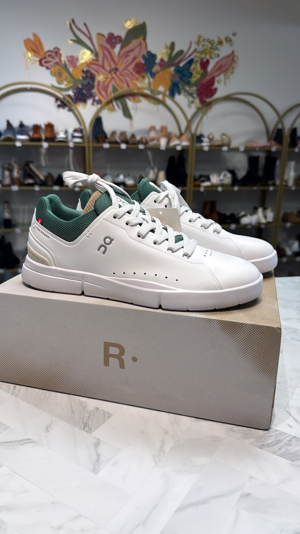 New On Cloud White/Green The Roger Advantage Tennis Sneakers, 9.5 (retail $160)